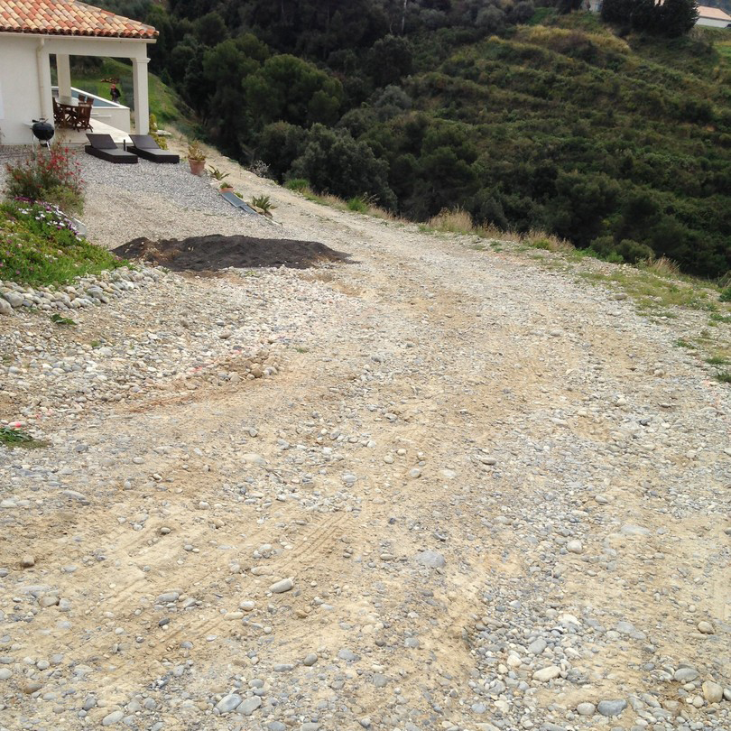 Chantier avant : Goudron et enrobés voie carrossable dans les Alpes Maritimes - 06 Goudronnage