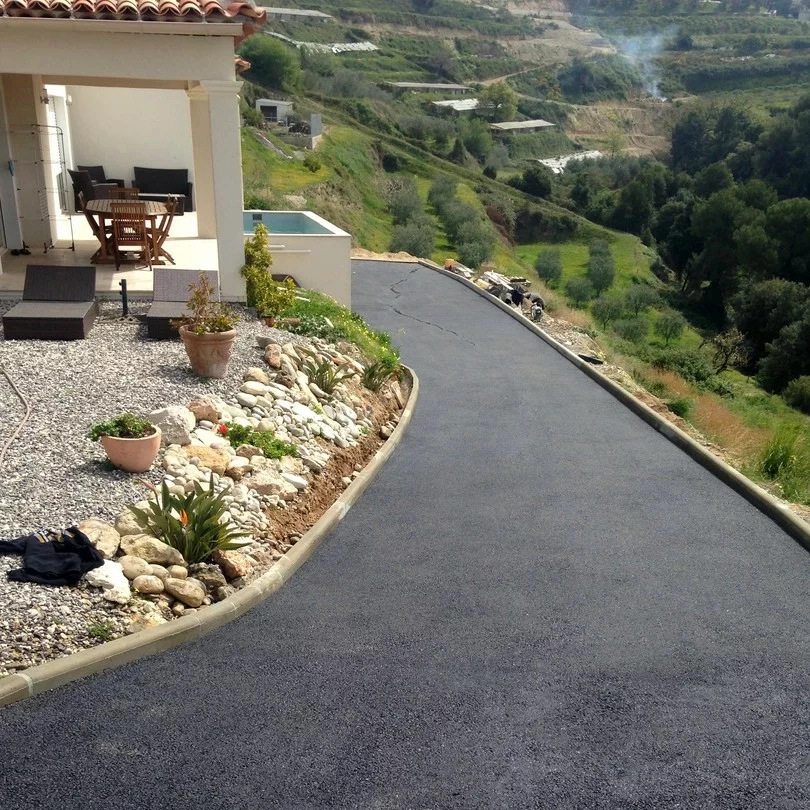 Goudron et enrobés voie carrossable dans les Alpes Maritimes - 06 Goudronnage